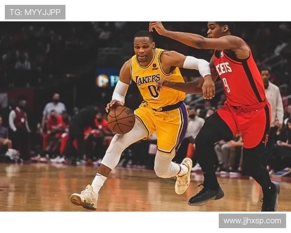 湖人关键交易浮出水面 詹姆斯领衔冲击季后赛新格局